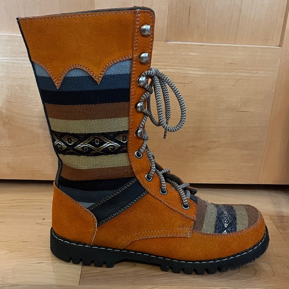 Handmade suede and woven women’s boots from Peru. - Picture 1 of 6